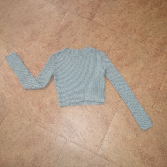 Brandy Melville Sweaters - Brandy Melville cropped knit sweater